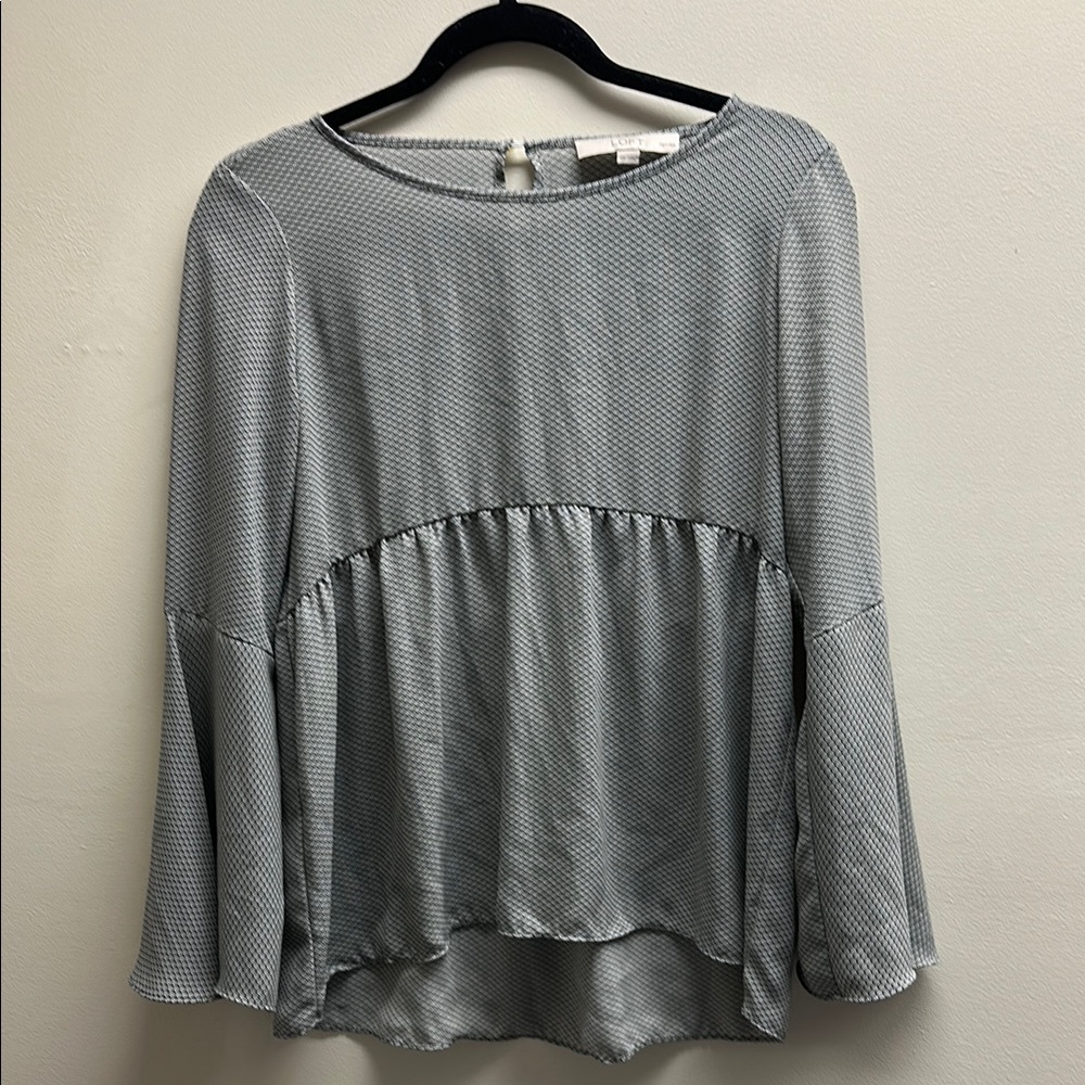 Women's Gray and White Top